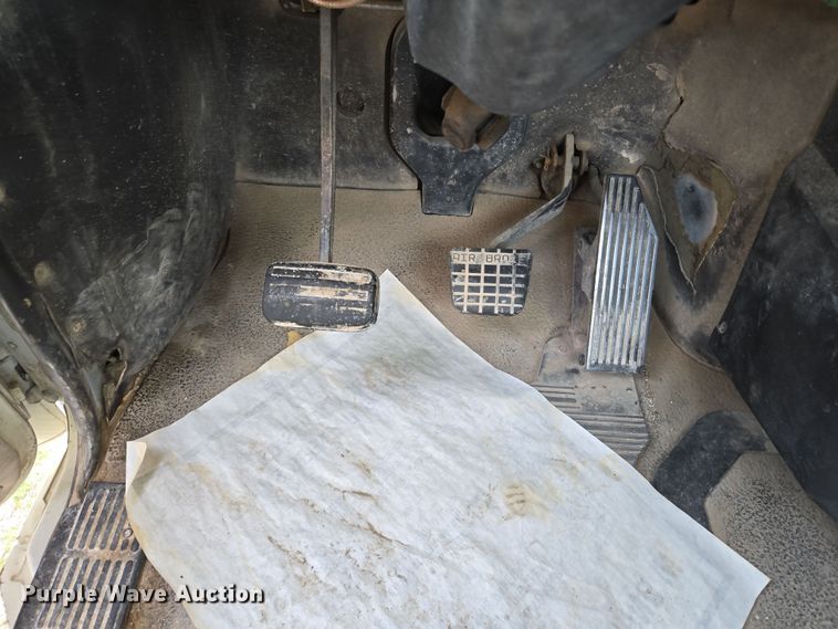 image for item ED2504 2005 Mack CHN613 semi truck