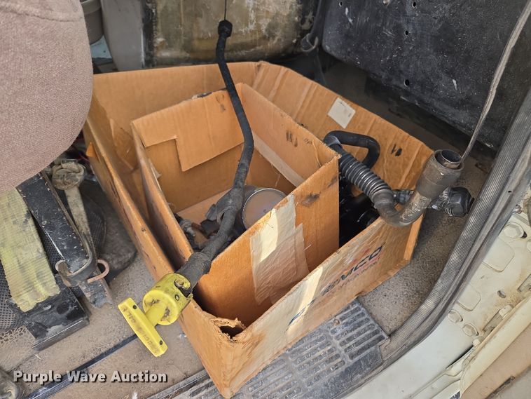 image for item ED2504 2005 Mack CHN613 semi truck