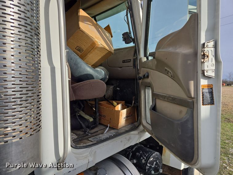 image for item ED2504 2005 Mack CHN613 semi truck