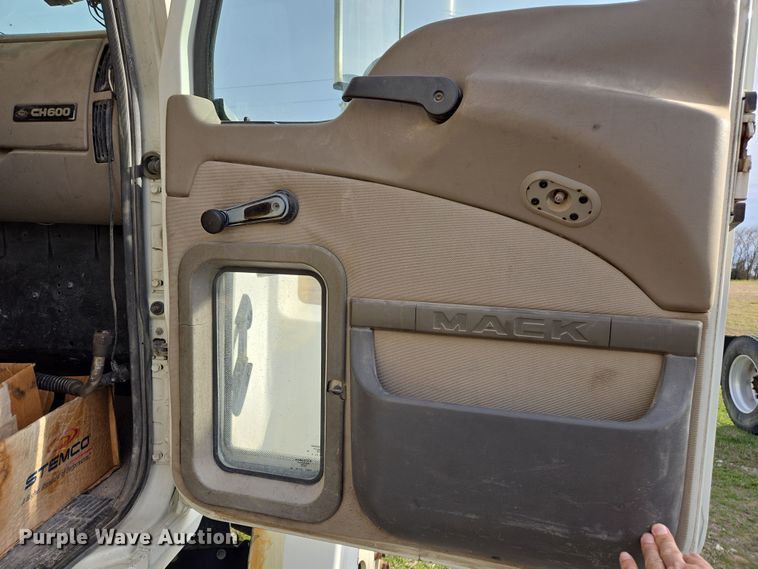 image for item ED2504 2005 Mack CHN613 semi truck