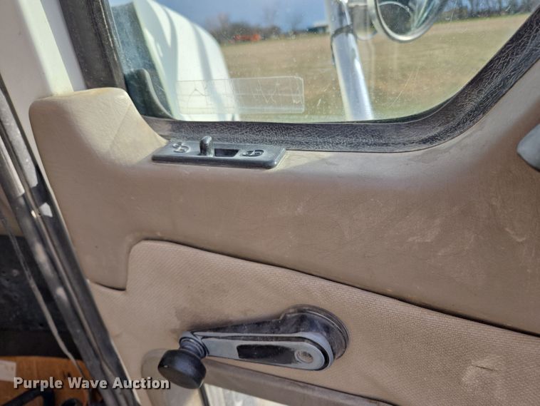 image for item ED2504 2005 Mack CHN613 semi truck