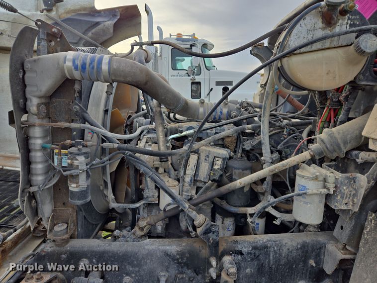 image for item ED2504 2005 Mack CHN613 semi truck