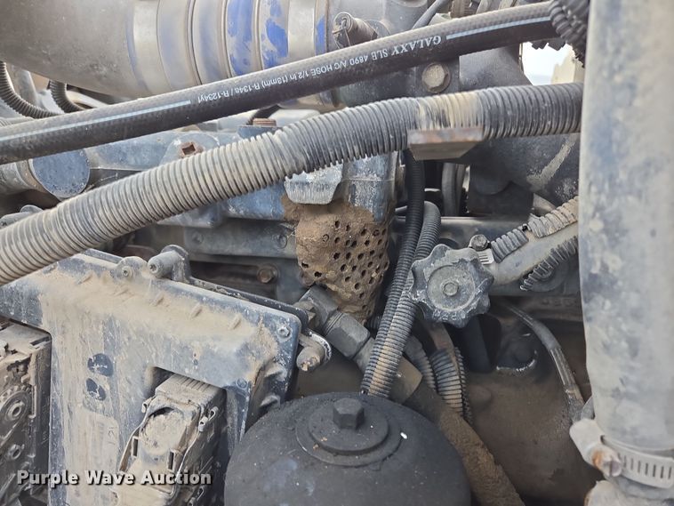 image for item ED2504 2005 Mack CHN613 semi truck