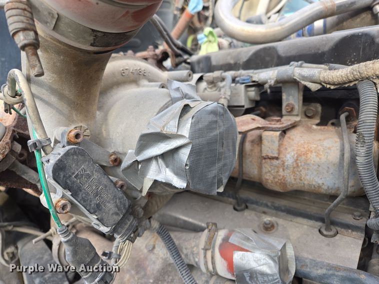 image for item ED2504 2005 Mack CHN613 semi truck