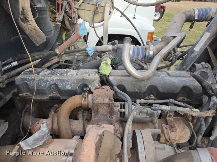 image for item ED2504 2005 Mack CHN613 semi truck