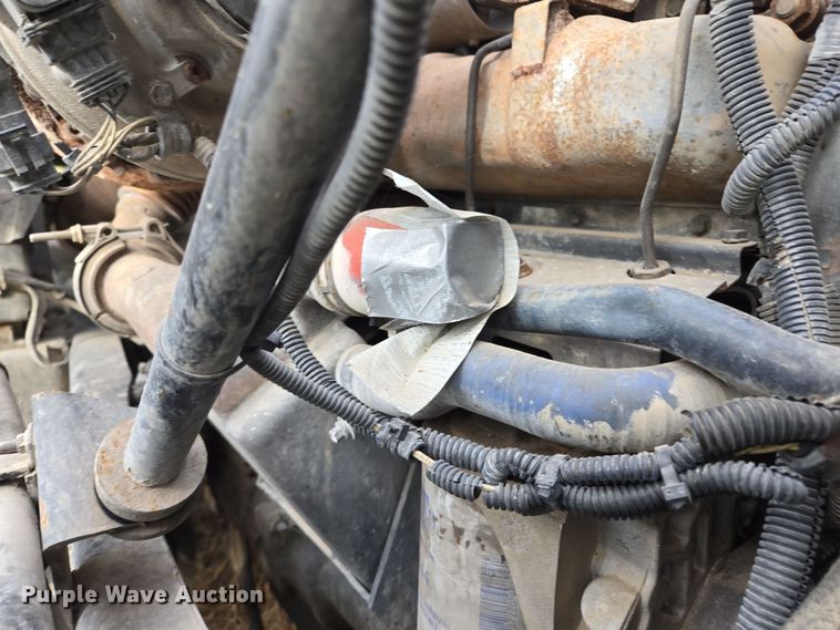 image for item ED2504 2005 Mack CHN613 semi truck