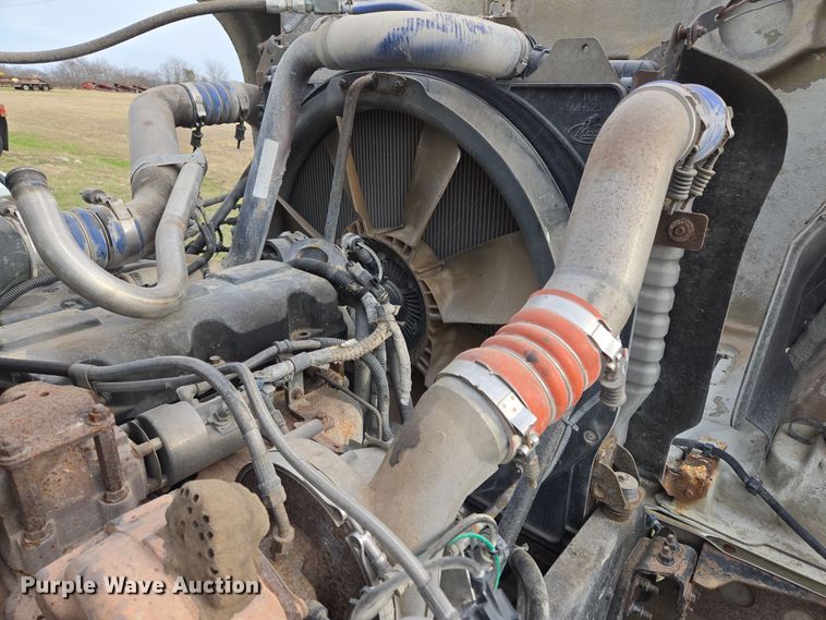 image for item ED2504 2005 Mack CHN613 semi truck