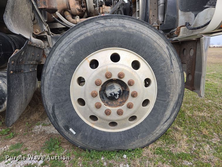 image for item ED2504 2005 Mack CHN613 semi truck