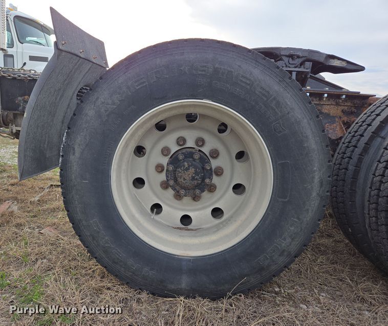 image for item ED2504 2005 Mack CHN613 semi truck