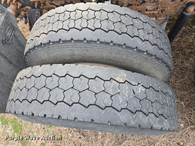 image for item ED2504 2005 Mack CHN613 semi truck