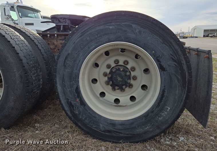 image for item ED2504 2005 Mack CHN613 semi truck