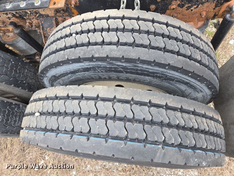 image for item ED2504 2005 Mack CHN613 semi truck