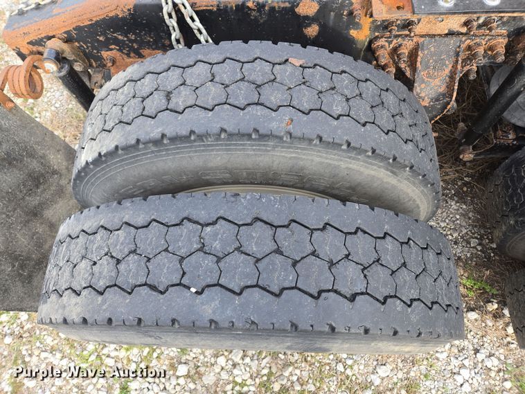 image for item ED2504 2005 Mack CHN613 semi truck