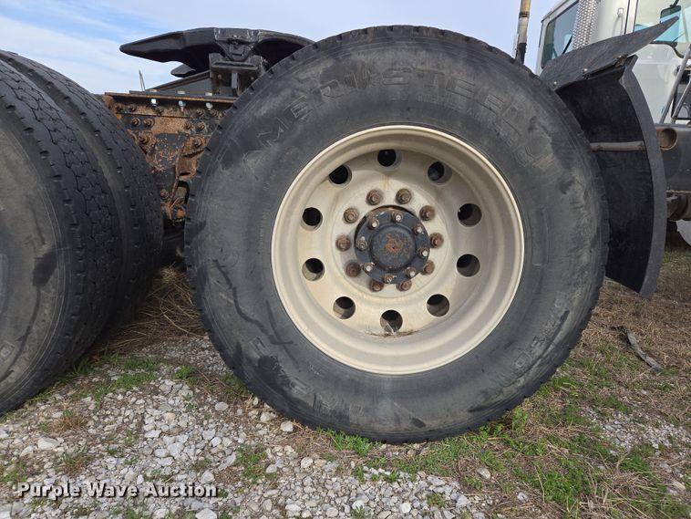 image for item ED2504 2005 Mack CHN613 semi truck