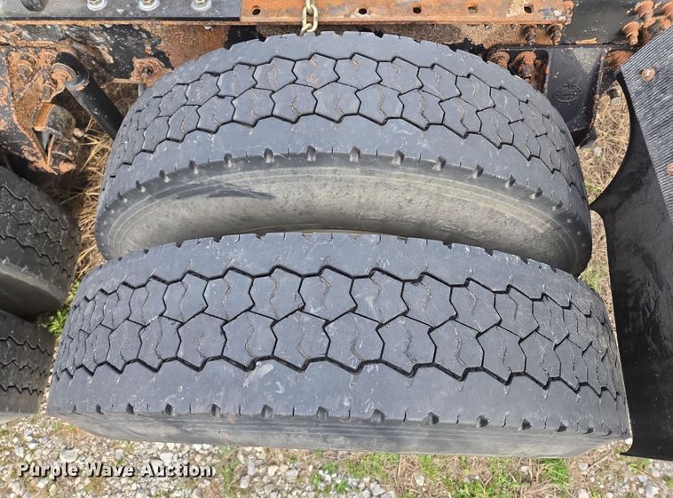 image for item ED2504 2005 Mack CHN613 semi truck