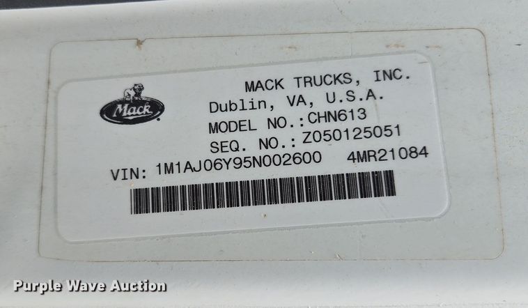 image for item ED2504 2005 Mack CHN613 semi truck