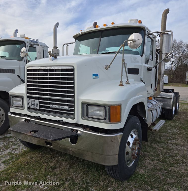 image for item ED2505 2008 Mack CHU613 semi truck