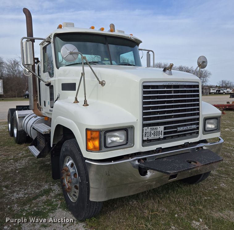 image for item ED2505 2008 Mack CHU613 semi truck