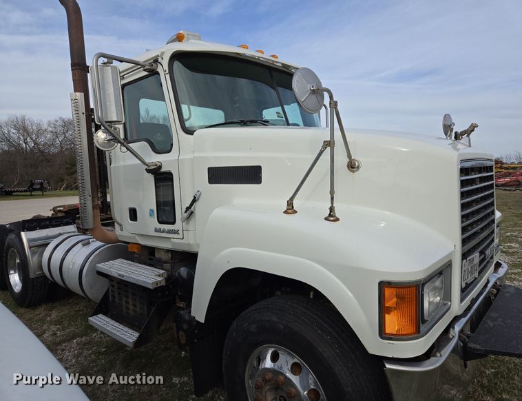 image for item ED2505 2008 Mack CHU613 semi truck