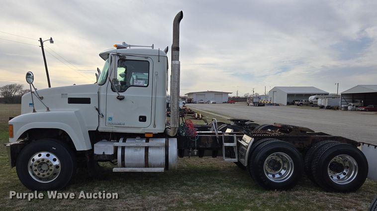 image for item ED2505 2008 Mack CHU613 semi truck
