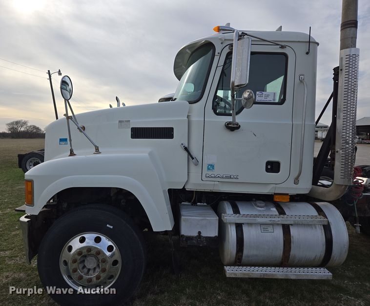 image for item ED2505 2008 Mack CHU613 semi truck