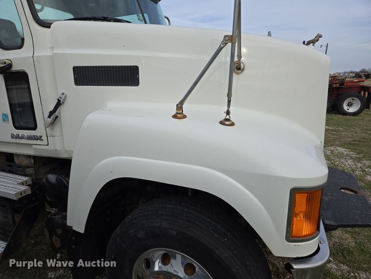 image for item ED2505 2008 Mack CHU613 semi truck