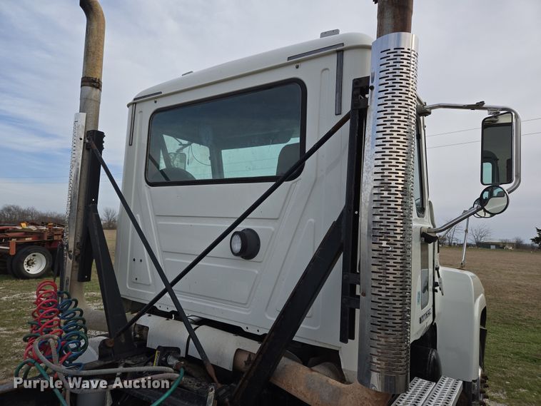 image for item ED2505 2008 Mack CHU613 semi truck