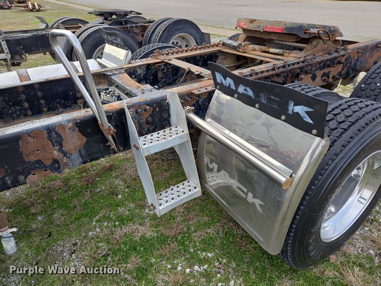 image for item ED2505 2008 Mack CHU613 semi truck