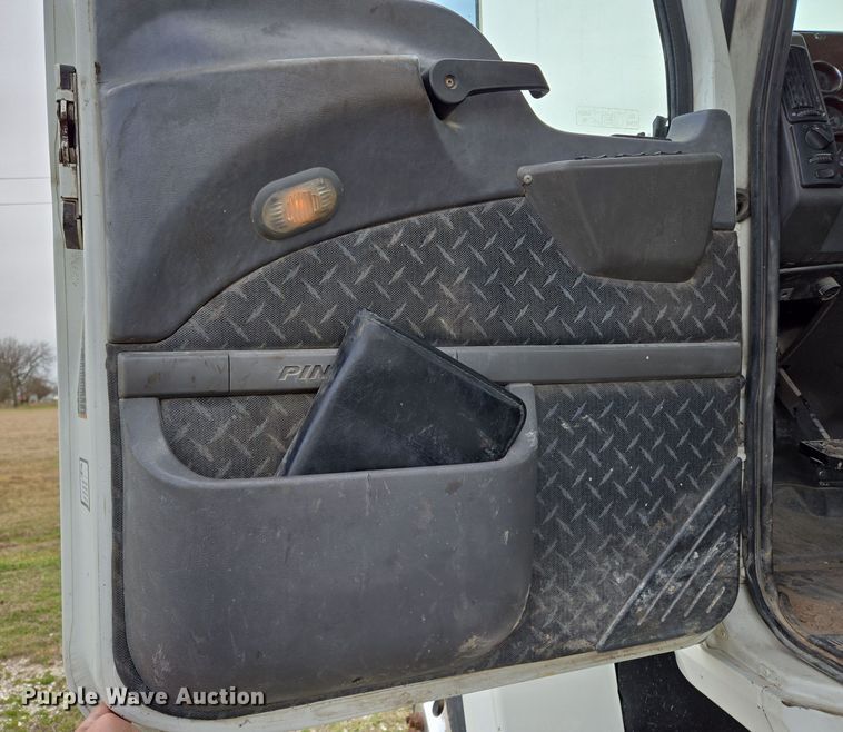 image for item ED2505 2008 Mack CHU613 semi truck