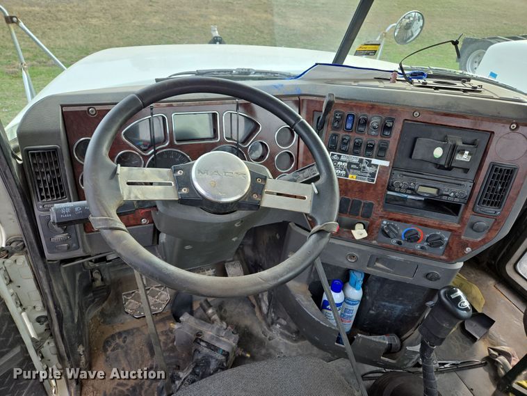 image for item ED2505 2008 Mack CHU613 semi truck