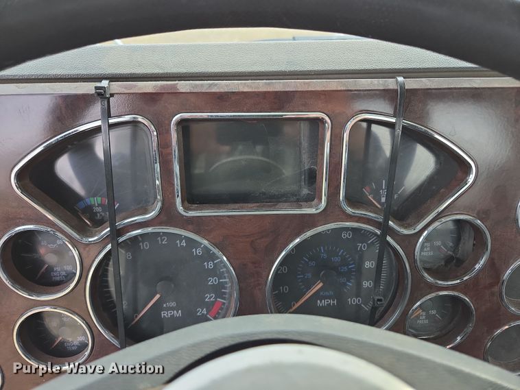 image for item ED2505 2008 Mack CHU613 semi truck