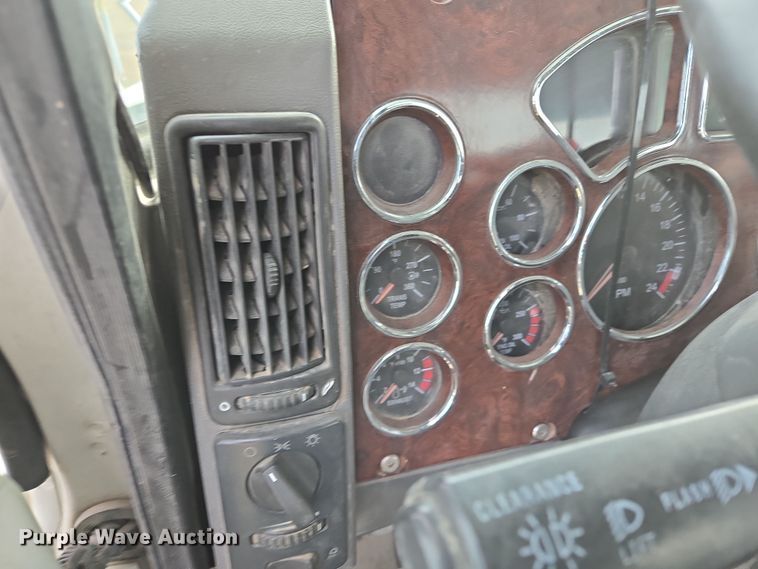 image for item ED2505 2008 Mack CHU613 semi truck