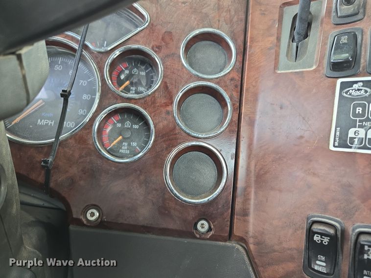 image for item ED2505 2008 Mack CHU613 semi truck