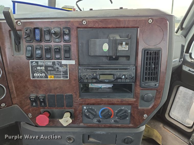 image for item ED2505 2008 Mack CHU613 semi truck