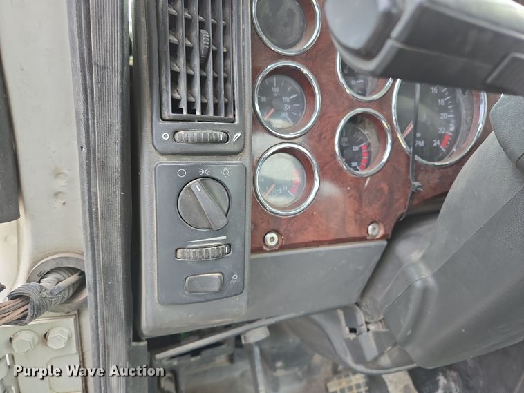 image for item ED2505 2008 Mack CHU613 semi truck