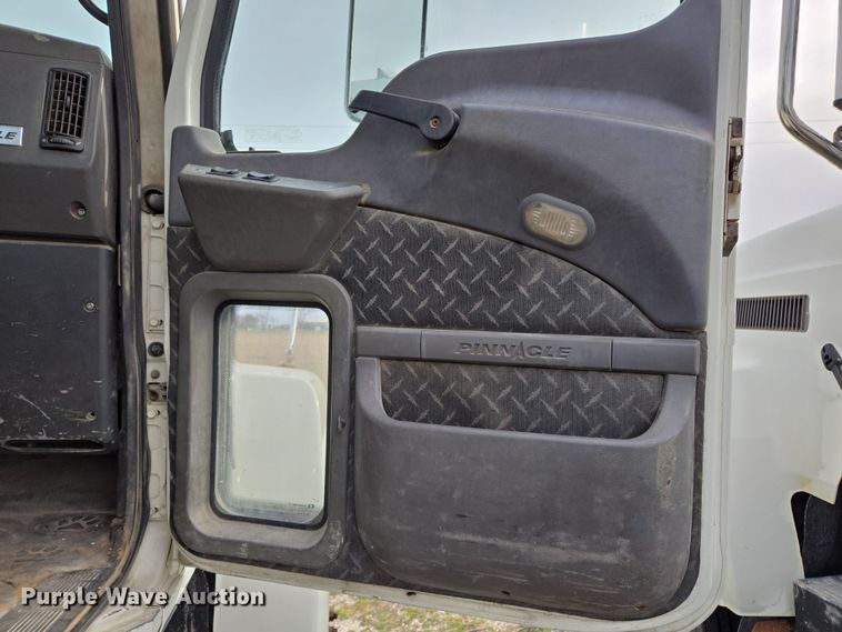 image for item ED2505 2008 Mack CHU613 semi truck