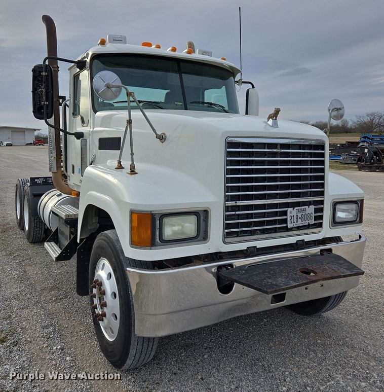 image for item ED2506 2008 Mack CHU613 semi truck