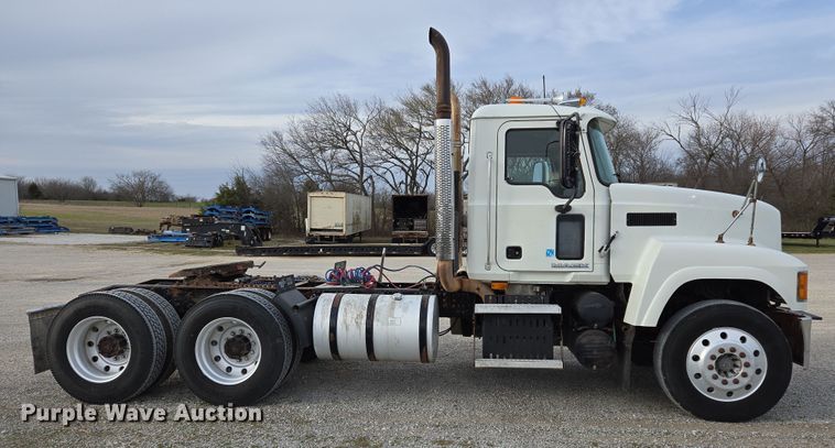 image for item ED2506 2008 Mack CHU613 semi truck