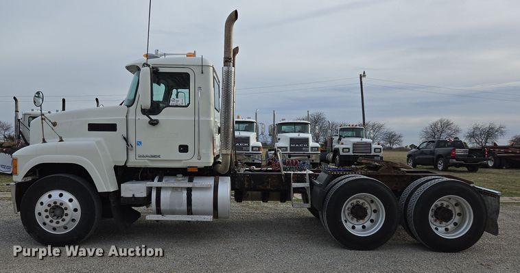 image for item ED2506 2008 Mack CHU613 semi truck