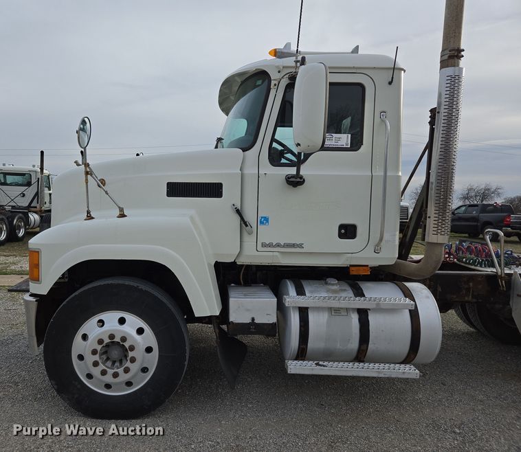 image for item ED2506 2008 Mack CHU613 semi truck