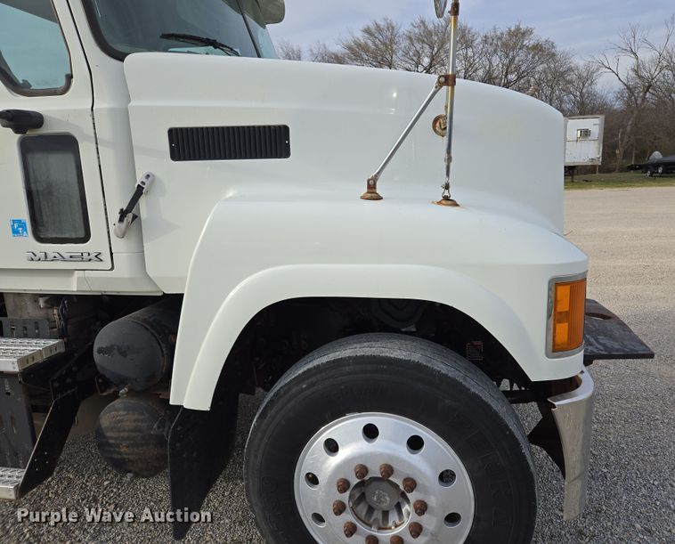 image for item ED2506 2008 Mack CHU613 semi truck