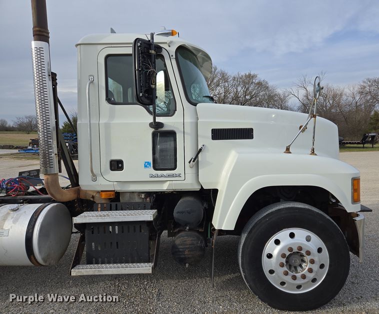 image for item ED2506 2008 Mack CHU613 semi truck