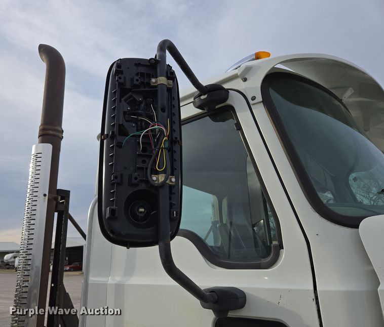 image for item ED2506 2008 Mack CHU613 semi truck