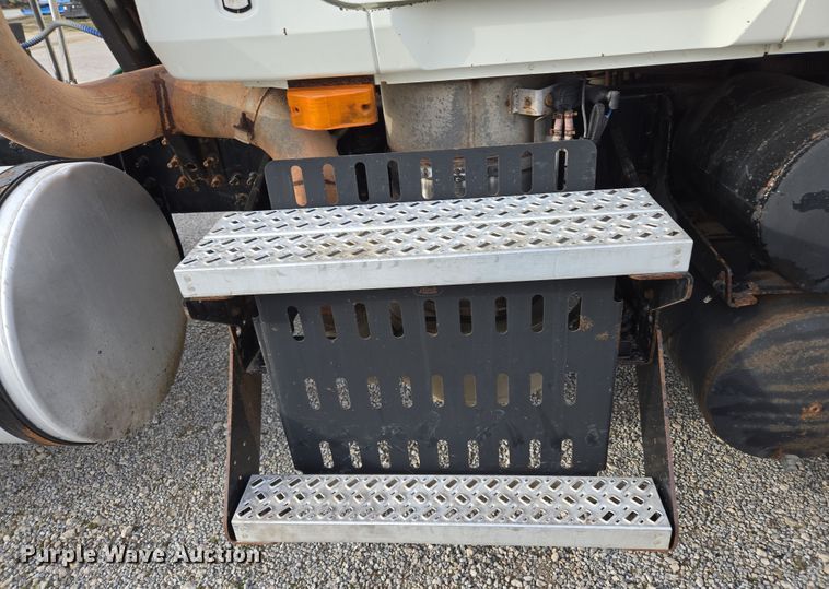 image for item ED2506 2008 Mack CHU613 semi truck