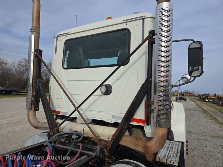 image for item ED2506 2008 Mack CHU613 semi truck