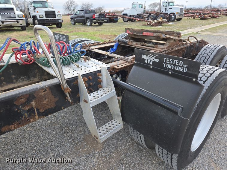 image for item ED2506 2008 Mack CHU613 semi truck