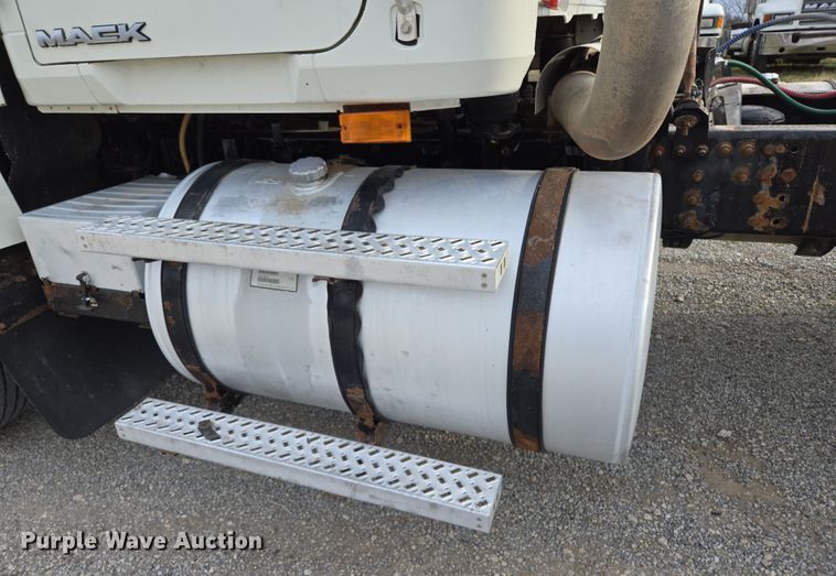 image for item ED2506 2008 Mack CHU613 semi truck