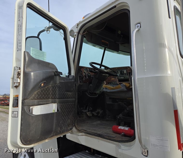 image for item ED2506 2008 Mack CHU613 semi truck
