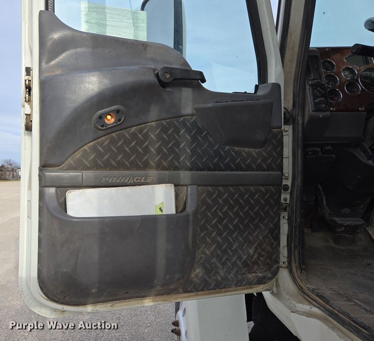 image for item ED2506 2008 Mack CHU613 semi truck