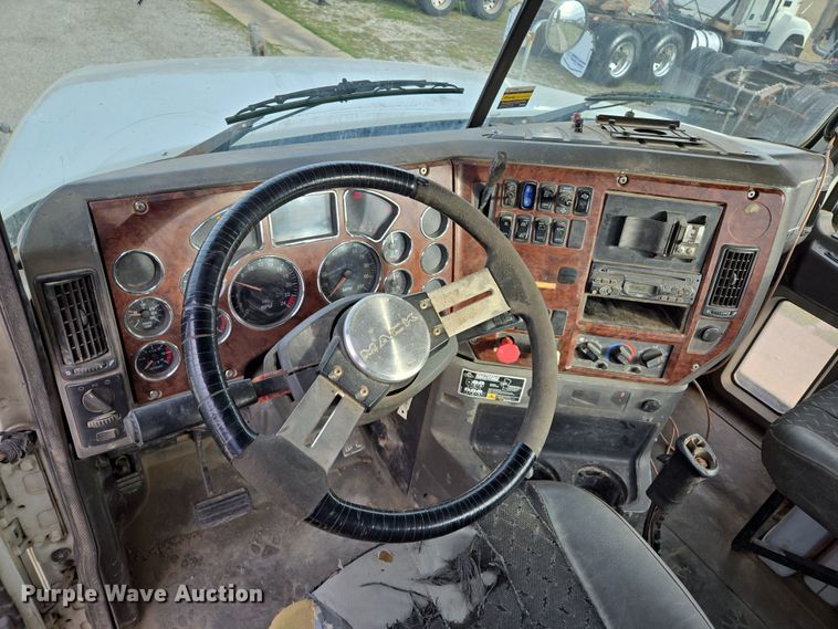 image for item ED2506 2008 Mack CHU613 semi truck